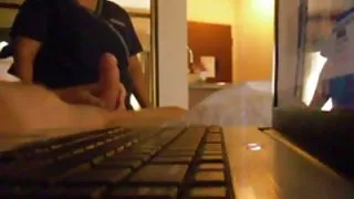 继续这样做，直到铁杆性的婊子看色情片在前台并没有拿
