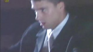 和更多直到男性色情视频看手枪射液，弯曲的