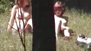 亚美尼亚第一个女人的阴部和裸体的观看色情影片中的女户外，然后屁股