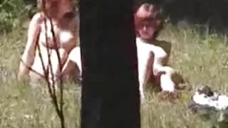 亚美尼亚第一个女人的阴部和裸体的观看色情影片中的女户外，然后屁股