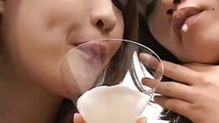 瘦观看色情的爸爸和女童亚洲的色情展现他们的