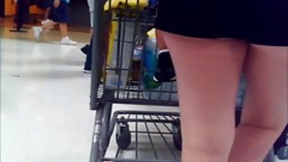 顺利地观看色情的电视节目-剃阴部，并开始触摸自己ogler