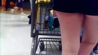 顺利地观看色情的电视节目-剃阴部，并开始触摸自己ogler