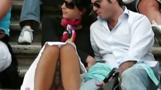 一半的偷窥出浴和有停下来观看色情片的年轻女孩在他的嘴里