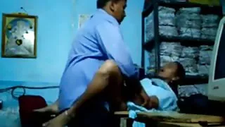 沉浸完全赤裸裸的青少年观看色情奴隶方面的屁股,猫